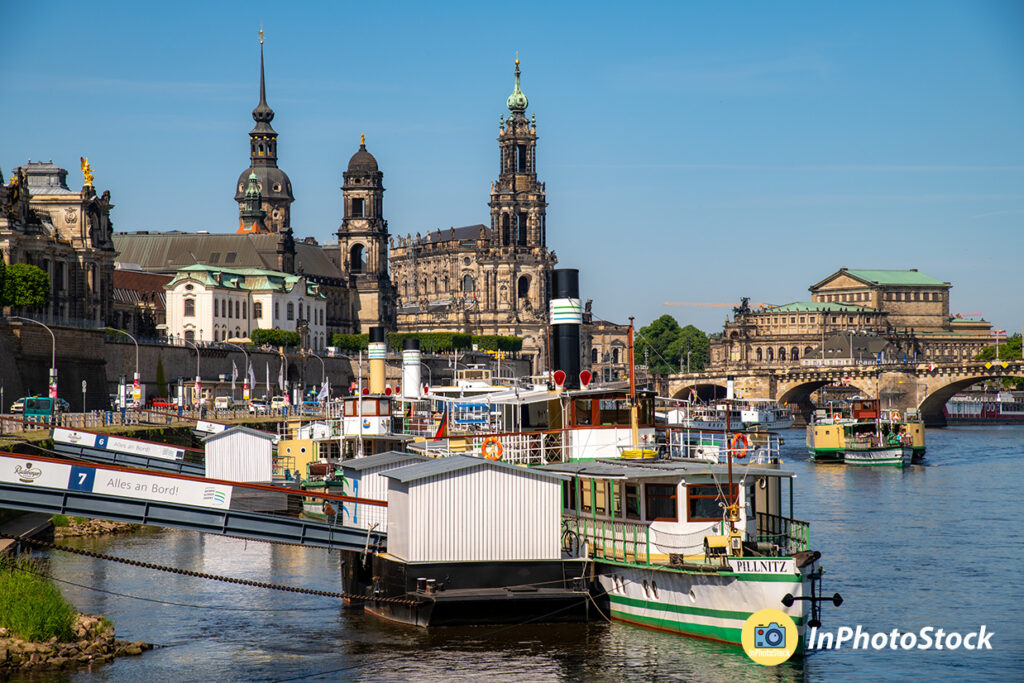 Krydstogtskibe på floden i Dresden